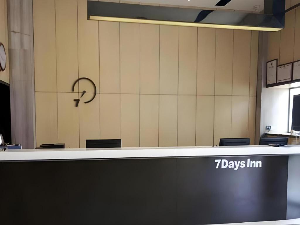 7 Days Inn Luzhou Commercial Pedestrian Street Center Exterior foto